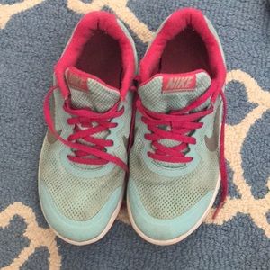 Nike girl tennis shoes